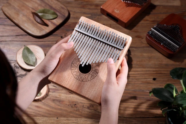 Hluru Huashu KHD21 Lotus Mahogany Natural (21 язичків, червоне дерево) Hluru Huashu KHD21 Lotus Mahogany Natural (21 язичків, червоне дерево)